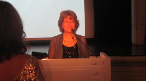 Elaine Aron graciously receiving a standing ovation.